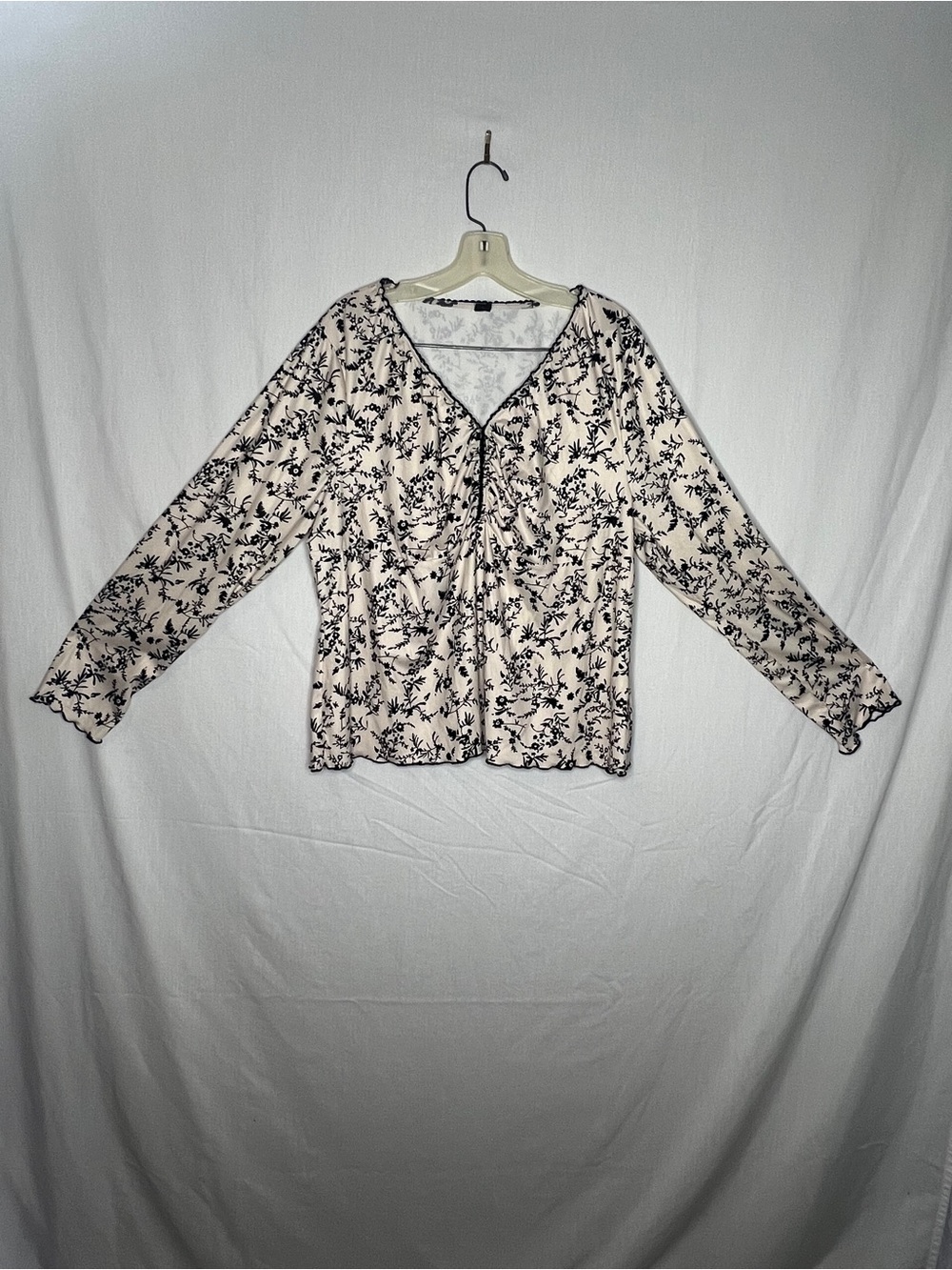 Shein Curve 4xl floral ribbed black and white v neck blouse